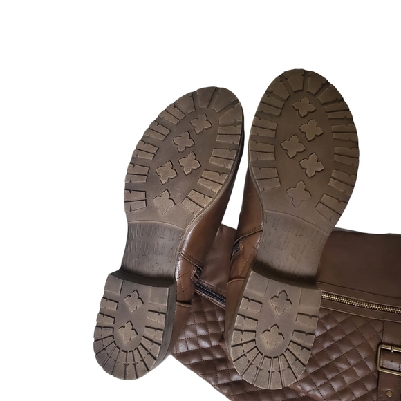 Shoedazzle Finely quilted flat boots with sweater cuff. Size 11, Brown - Picture 4 of 4